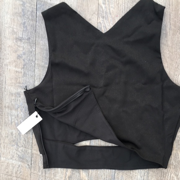 LOVERS + FRIENDS  CUTOUT CROP TOP - Picture 4 of 6